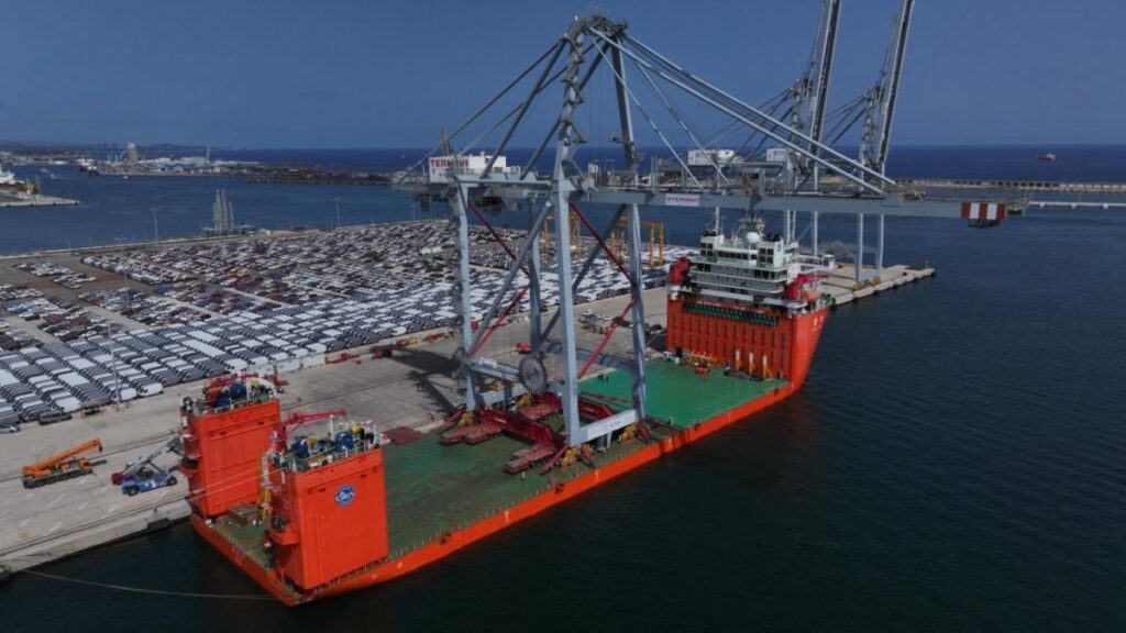 Vigo ya tiene su nuevo techo de acero: llega la megagrúa Súper Post Panamax