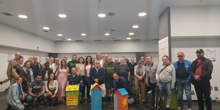Travesía de Vigo acoge la exposición «Fogares con cor» realizada por los niños de los colegios de Teis