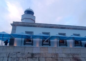 El Faro de Cabo Silleiro recupera su luz tras un siglo a oscuras