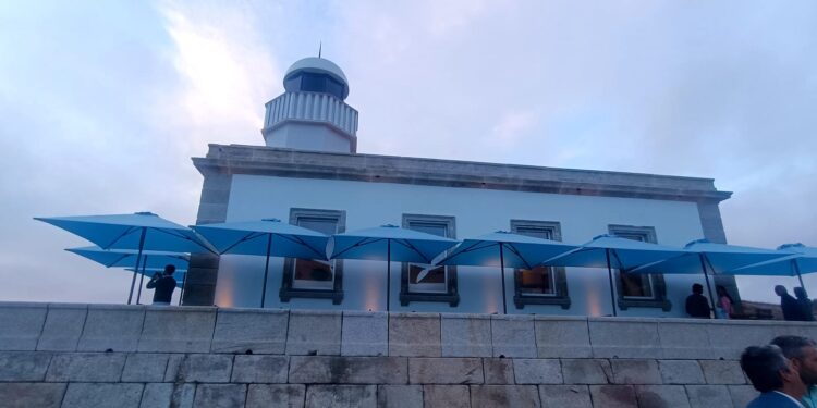 El Faro de Cabo Silleiro recupera su luz tras un siglo a oscuras