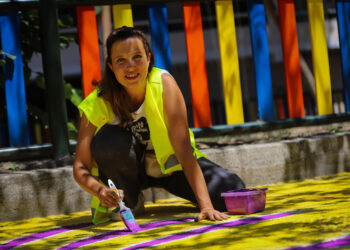 Vanesa Álvarez trabajando en el mural "Coida Coia" / Foto: Sonia Daponte