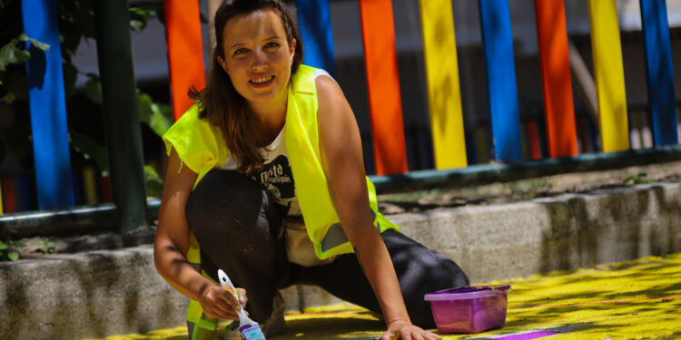 Vanesa Álvarez trabajando en el mural "Coida Coia" / Foto: Sonia Daponte