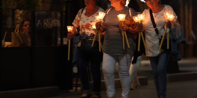 Devotos nocturnos del Cristo de la Sal: sin multitudes y sin calor