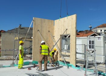 Avances en el centro de salud de Moaña: colocan los paneles de madera de la fachada