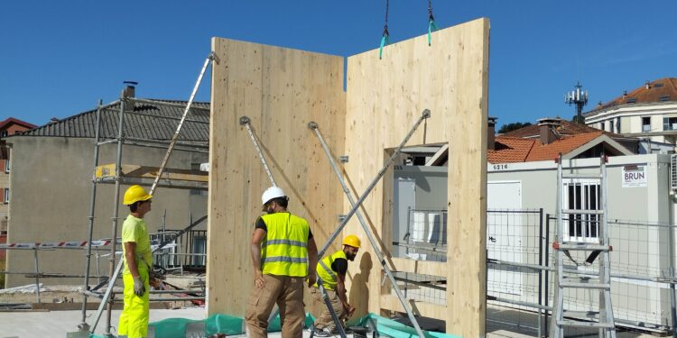 Avances en el centro de salud de Moaña: colocan los paneles de madera de la fachada