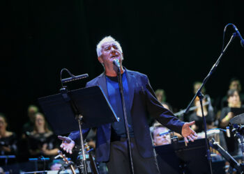 Víctor Manuel y la Real Filharmonía de Galicia cautivan Castrelos