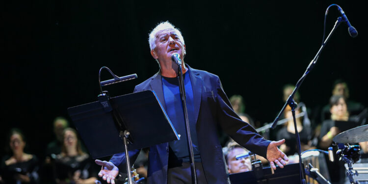 Víctor Manuel y la Real Filharmonía de Galicia cautivan Castrelos