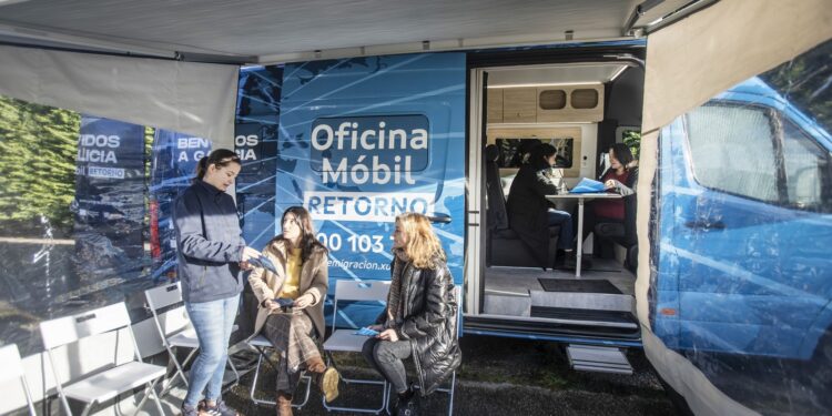 La Xunta facilita el camino de retorno con su oficina móvil