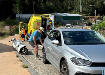 Herido un motorista en Vigo tras caer y quedar atrapado bajo un vehículo