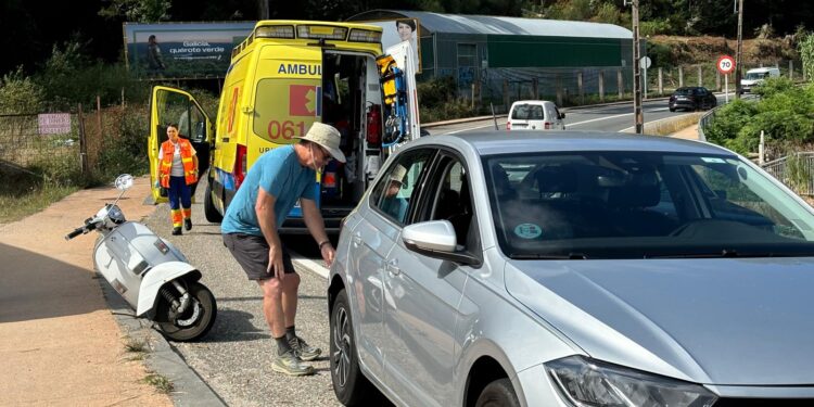 Herido un motorista en Vigo tras caer y quedar atrapado bajo un vehículo