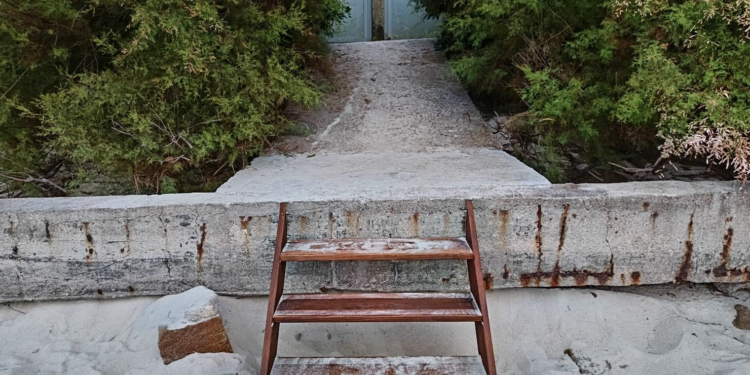 La ‘impunidad’ de la Carretera Cortada: un vecino construye su propio acceso privado a la playa