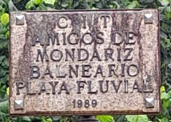 Cartel confuso en el río de Mondariz