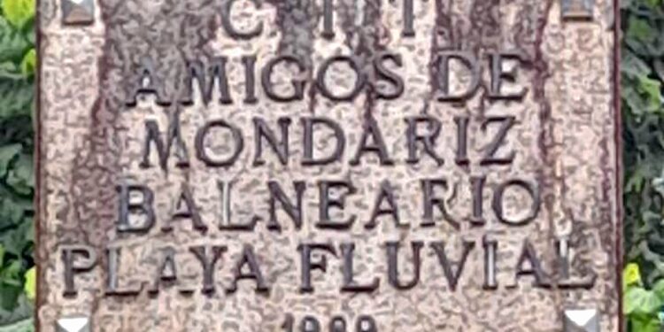 Cartel confuso en el río de Mondariz