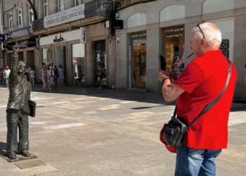El misterio de la estatua que señala al cielo