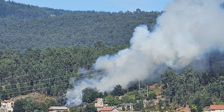 Declarado un incendio forestal en Vilaboa