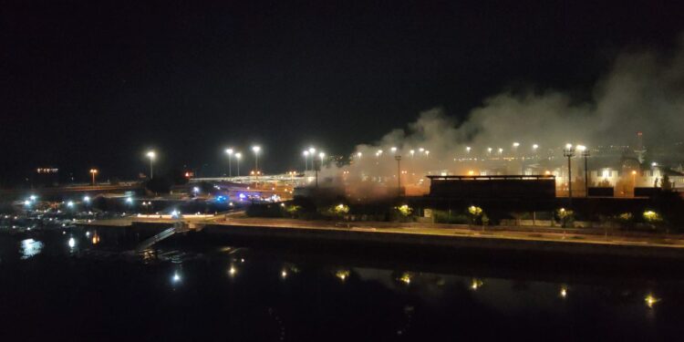 Un incendio asola la nave de la Asociación de Marineros Artesanales