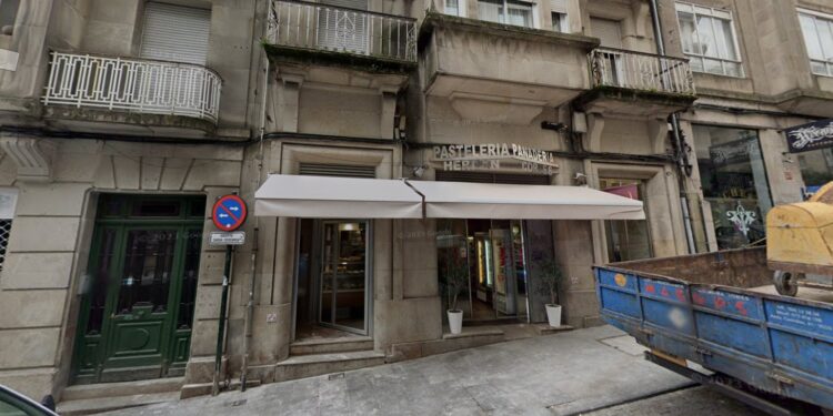 Un incendio en una panadería de Vigo obliga a desalojar el local