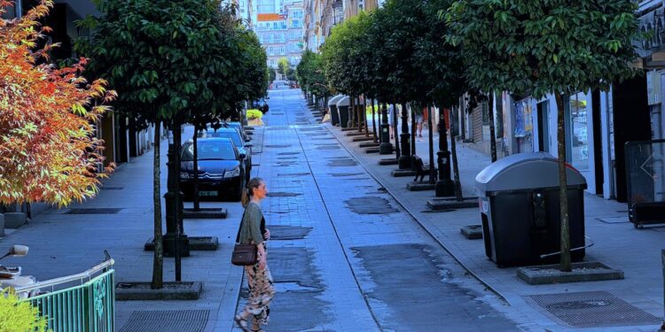 Una calle llena de parches