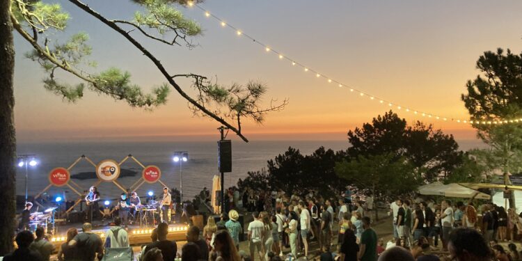 Un incendio en Monteferro obliga a desalojar el festival Vive Nigrán