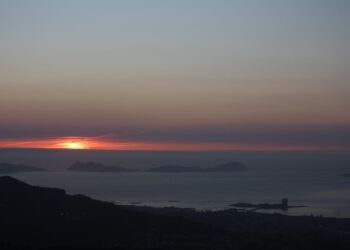 El humo de los incendios de Canadá enturbia el cielo de Vigo