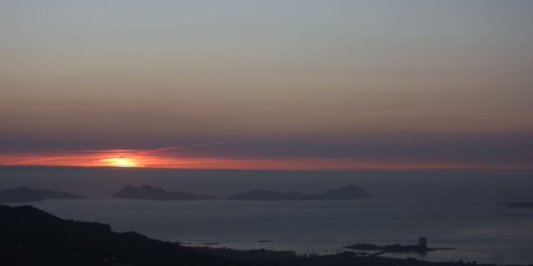 El humo de los incendios de Canadá enturbia el cielo de Vigo