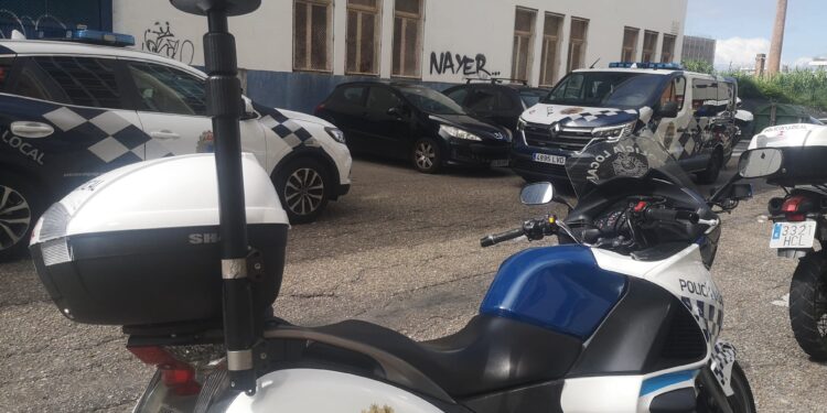 Despliegue policial en una antigua nave de Beiramar