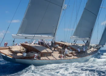 Parada de excepción en Vigo: recala en Bouzas el ‘megayate’ de lujo que busca salvar los océanos