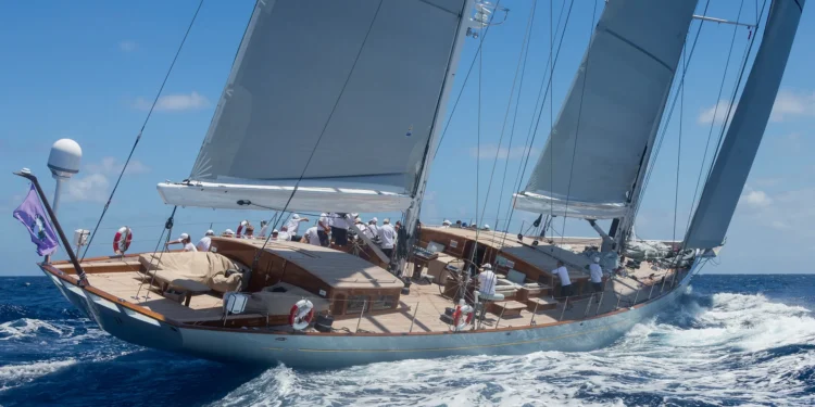 Parada de excepción en Vigo: recala en Bouzas el ‘megayate’ de lujo que busca salvar los océanos