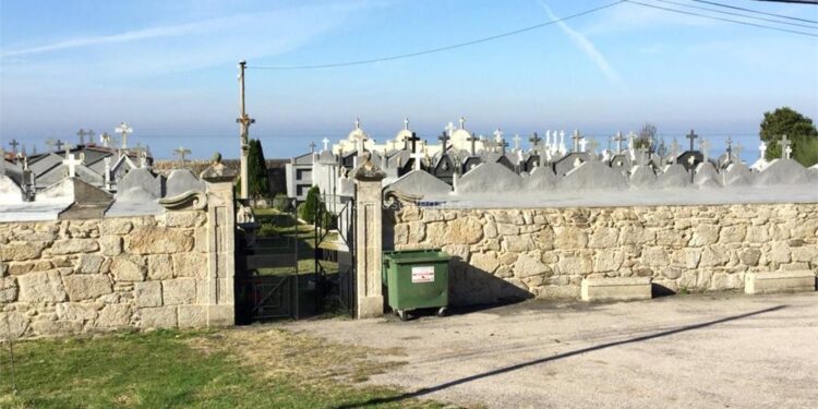 Oia ofrece 16 nichos no cemiterio municipal