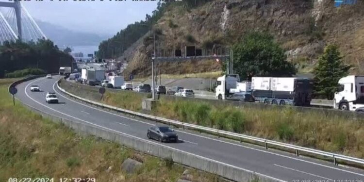 Dos personas heridas tras un accidente múltiple en el puente de Rande