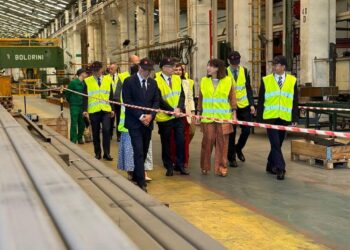 Lorenzana ensalza la apuesta de la Xunta por atraer «nuevas inversiones y fortalecer el sector de la industria»