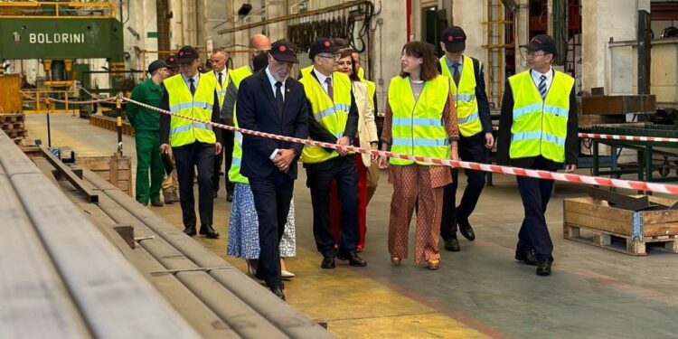 Lorenzana ensalza la apuesta de la Xunta por atraer «nuevas inversiones y fortalecer el sector de la industria»