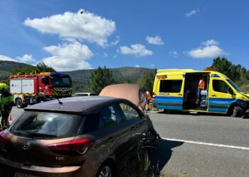 Sanitarios del 061 sufren heridas al ser embestida su ambulancia por un coche en sentido contrario y asisten al conductor