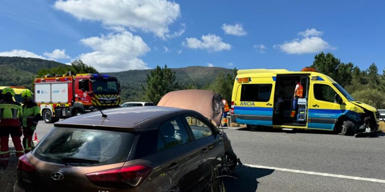 Sanitarios del 061 sufren heridas al ser embestida su ambulancia por un coche en sentido contrario y asisten al conductor