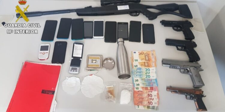 Detienen a una pareja y desmontan un punto de venta de droga