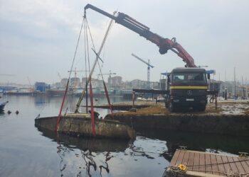 Un barco hundido reflota en Bouzas