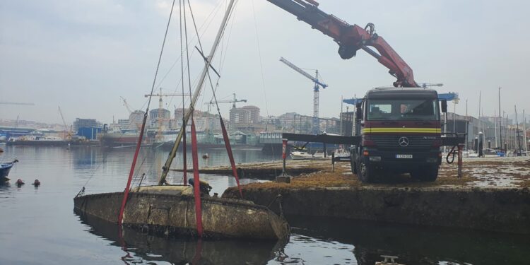 Un barco hundido reflota en Bouzas