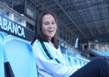 Sara Álvarez muestra su cara solidaria amadrinando la 15K do Atlántico
