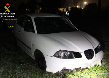 Cazado al volante un menor tras chocar contra una patrulla de la Guardia Civil