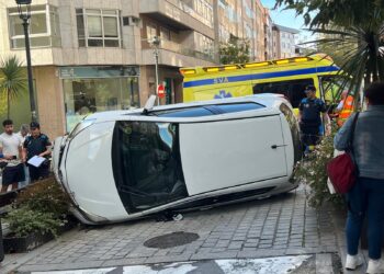 Una persona atrapada tras volcar un coche en la calle Zamora
