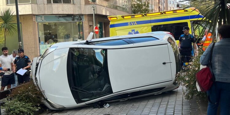 Una persona atrapada tras volcar un coche en la calle Zamora