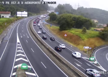Retenciones en la autopista tras salirse de la vía un camión