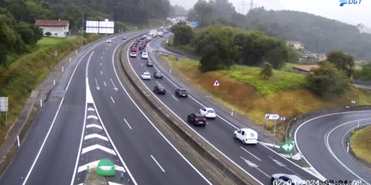 Retenciones en la autopista tras salirse de la vía un camión