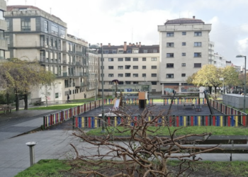 La plaza y el parque infantil de Pintor Colmeiro se rinden al paso del tiempo