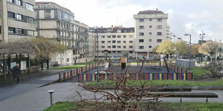 La plaza y el parque infantil de Pintor Colmeiro se rinden al paso del tiempo