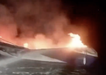 Un incendio de madrugada calcina un barco en la ría de Vigo