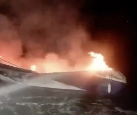 Un incendio de madrugada calcina un barco en la ría de Vigo