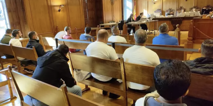 La ‘desaparición’ de dos fardos de cocaína del Karar protagoniza el juicio tras el parón veraniego