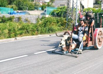 Freixo se llena de adrenalina con la Baixada de Carros de Bolas