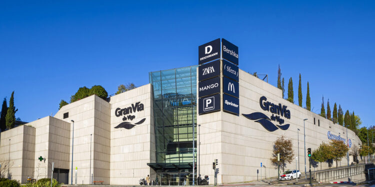 Cambio radical en el Gran Vía: una tienda mítica baja la persiana y otras dos transforman su imagen